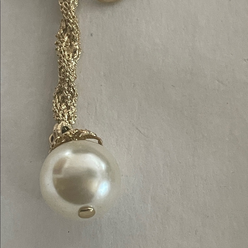 Elegant Gold-tone and Pearl Drop Earrings - no markings - Picture 9 of 10